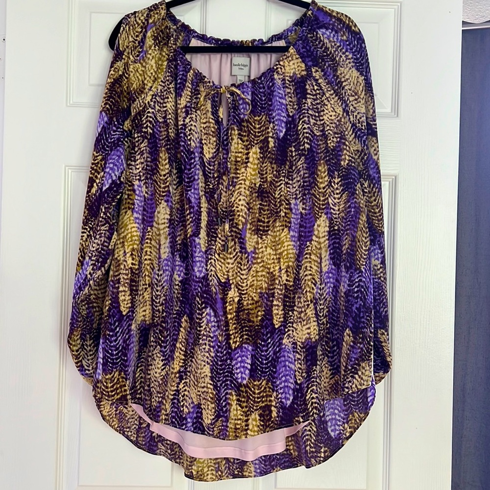 NWOT Beautiful elegant cold shoulder open long sleeve button cuff, peasant top.